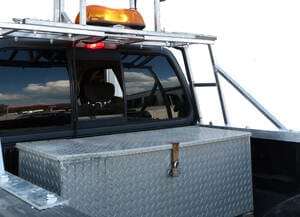 Structure ajustable pour boîte de camionnette