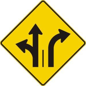 Signal avancé de direction des voies à gauche ou tout droit et à droite