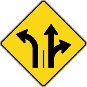 Signal avancé de direction des voies à gauche et tout droit ou à droite