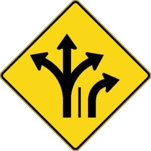 Signal avancé de direction des voies à gauche ou tout droit ou à droite et à droite
