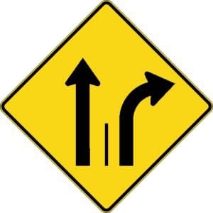 Signal avancé de direction des voies tout droit ou à droite