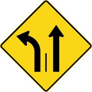 Signal avancé de direction des voies à gauche ou tout droit