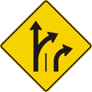 Signal avancé de direction des voies tout droit ou à droite et à droite