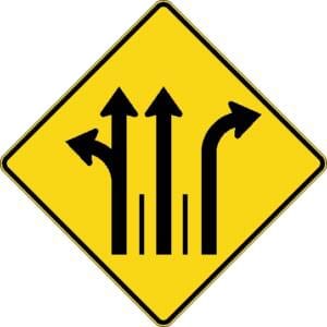 Signal avancé de direction de voies à gauche ou tout droit et tout droit et à droite