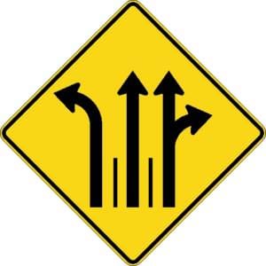 Signal avancé de direction de voies à gauche et tout droit et tout droit ou à droite