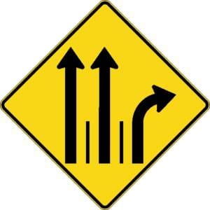 Signal avancé de direction des voies tout droit 2 voies et à droite