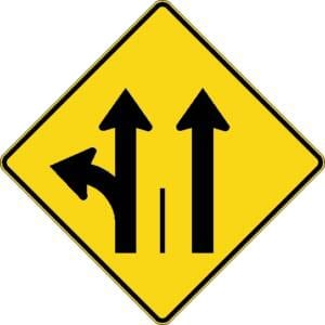 Signal avancé de direction des voies à gauche ou tout droit et tout droit