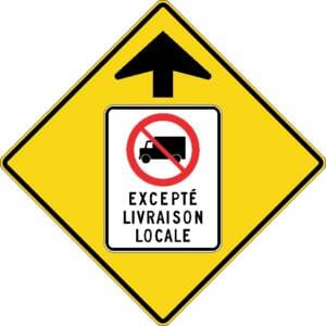 Signal avancé d'accès interdit aux camions sauf pour livraison locale