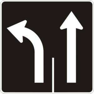 Direction de voies tourner à gauche et tout droit