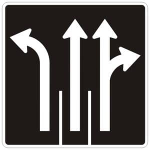 Direction de voies à gauche et tout droit et tout droit ou à droite