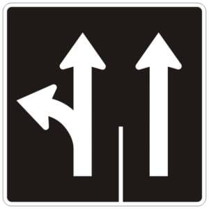 Direction de voies à gauche ou tout droit et tout droit