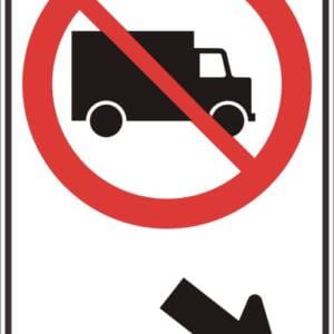 Accès interdit aux camions dans une voie, flèche à droite