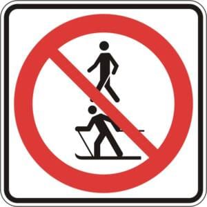 Accès interdit aux piétons et aux skieurs de fond