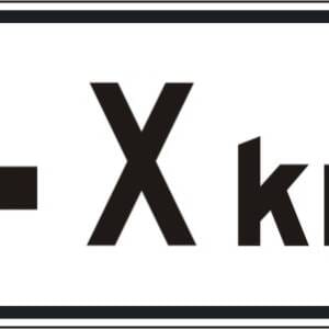 Panonceau de direction à gauche et distance