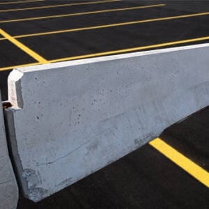 Barrière en béton (New Jersey) avec armature de base