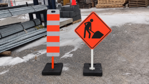 Panneaux de chantier dans un dépôt hivernal